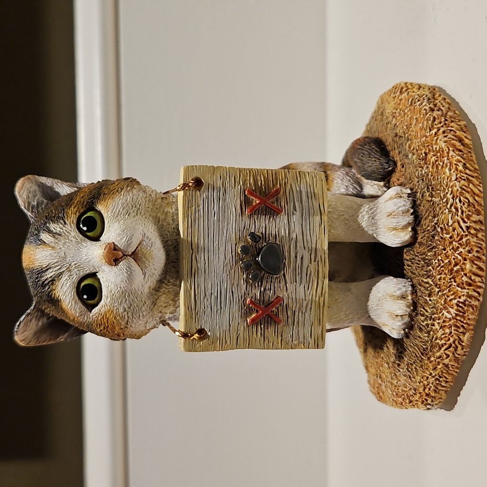 Curious Cats "Jane Doe" 1st Edition NIB Statue